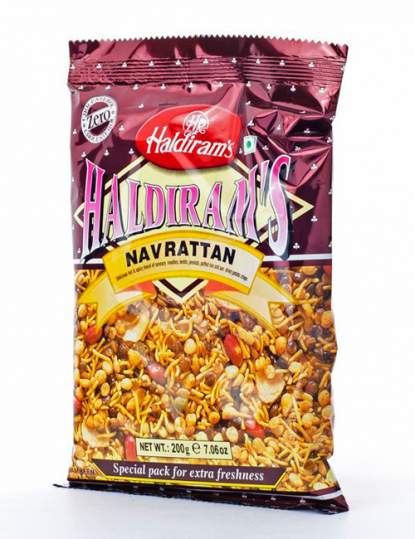 Смесь Халдирамс Навраттан (Haldiram's Navrattan Delicious Hot&Spicy Blend Of Savory Noodles, Lentils, Peanuts, Puffed Rice&Sun Dried Potato Chips), 200г